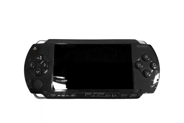 Фирменная классическая портативная приставка Sony PlayStation Portable PSP 1006 (витринный экземпляр/ без АКБ)