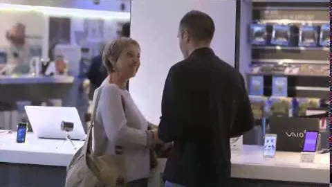 Andrés Iniesta atiende a los clientes de la Sony Store