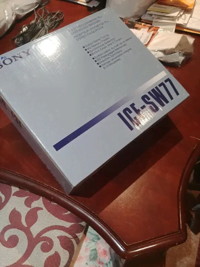 SONY ICF-SW77 IN MINT CONDITION WITH ORIGINAL BOX AND MANUALS,POWER ADAPTOR